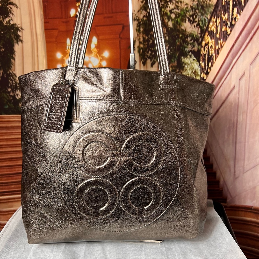 Coach Julia Perry Op Art tote bag in bronze metallic leather. Beautiful 🤩 - Picture 5 of 13